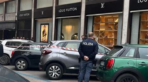 polizia a parigi davanti louis vuitton|Rapina milionaria in un negozio Louis Vuitton: il video del furto .